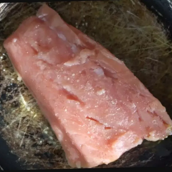 Marinasi ikan salmon di atas pan hingga matang. Angkat dan sisihkan, kemudian potong-potong sesuai selera.