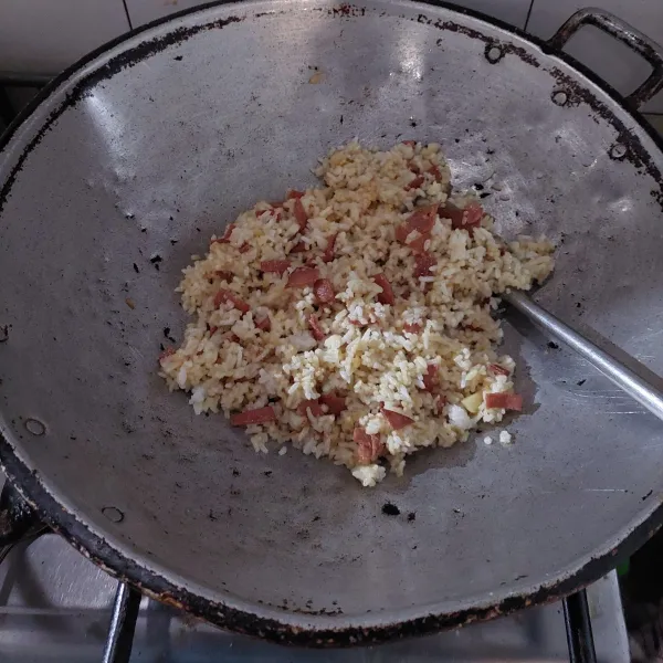 Masukan nasi dan semua bumbu, aduk rata