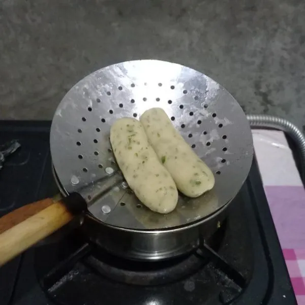 Rebus sampai mengapung. Kemudian tiriskan dan tunggu sampai dingin. Selanjutnya simpan di dalam kulkas semalaman agar paginya mudah di iris.