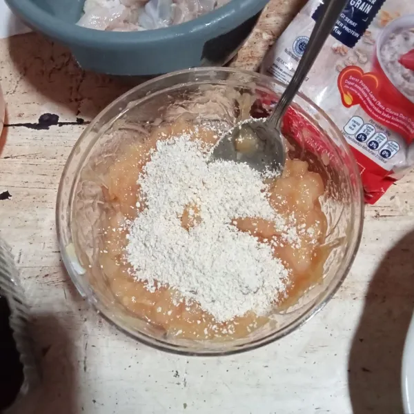 Masukan tepung quaker oats, kemudian chooper hingga tercampur rata