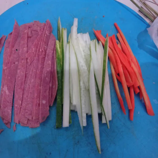 Iris memanjang wortel, timun dan smooked beef