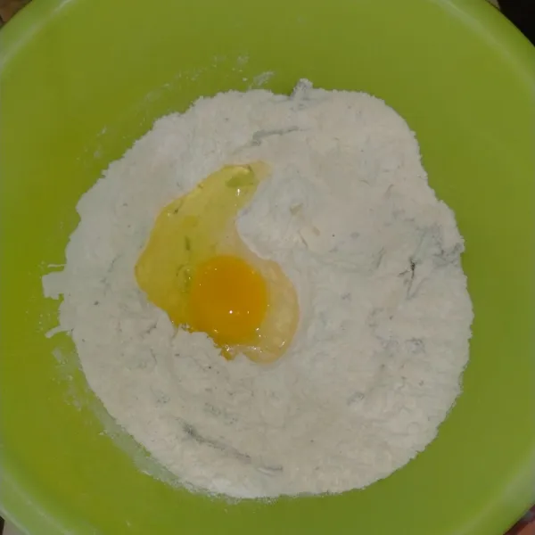 Tambahkan juga telur ayamnya. Aduk, supaya tercampur rata.