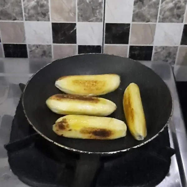 Lelehkan secukupnya margarin, panggang pisang hingga golden brown, sisihkan
