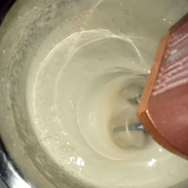 Kocok semua bahan kecuali butter, gunakan mixer dengan kecepatan kecil-sedang-tinggi hingga mengembang putih pucat berjejak.