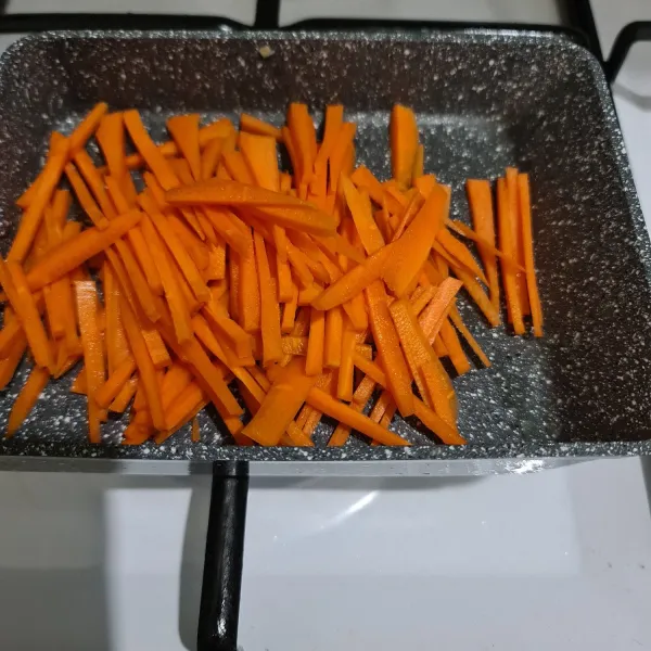 Kupas wortel, cuci bersih lalu potong panjang. Tumis sebentar.