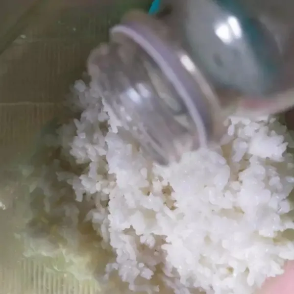 Campur nasi pulen dengan gula, garam, mirin. Aduk rata.