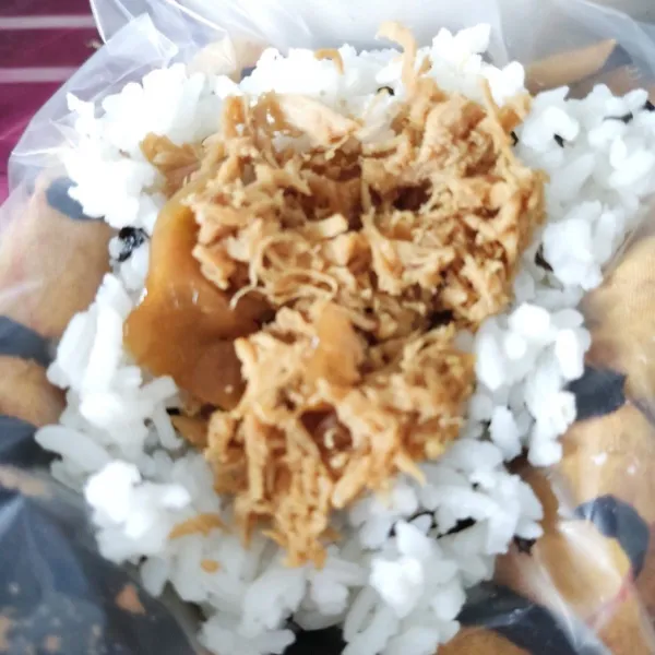 Ambil nasi yang sudah dicampur nori tadi, tambahkan chicken teriyaki di tengah nya dan tambah kan nasi di atasnya