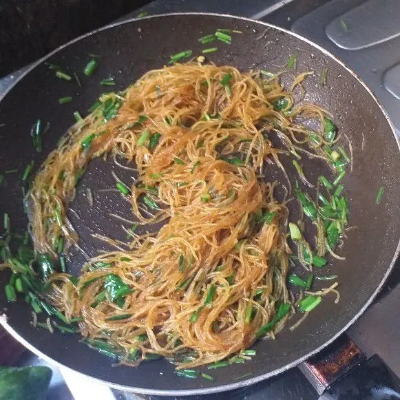 Tàmbahkan kecap manis, kecap asin, garam, kaldu jamur. masak sambil diaduk hingga tercampur rata. Cek rasa