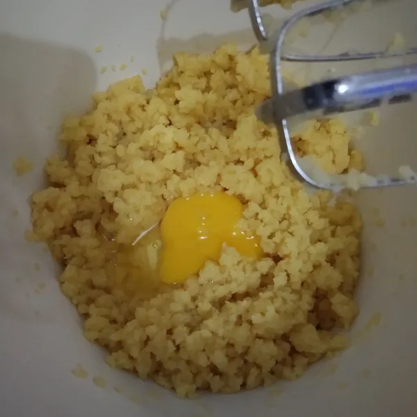 Setelah adonan dingin, masukkan telur satu persatu sambil dimixer dengan kecepatan rendah. Lakukan sampai habis.