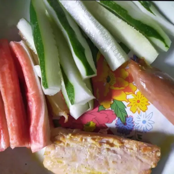 Siapkan bahan isian nasi : salmon iris, ketimun, crabstick dan sosis. Potong memanjang semua sesuai selera.