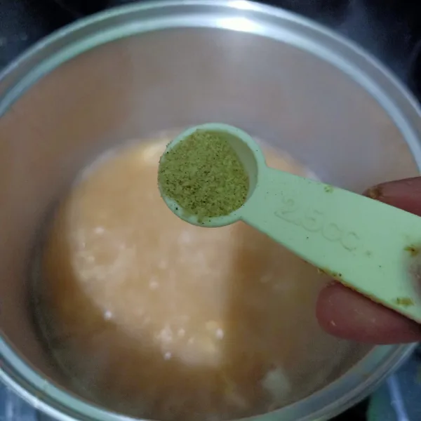 Masukkan saus gochujang, bubuk kaldu jamur dan garam lalu cicipi dan koreksi rasa. Masak kuah gochujang sampai matang