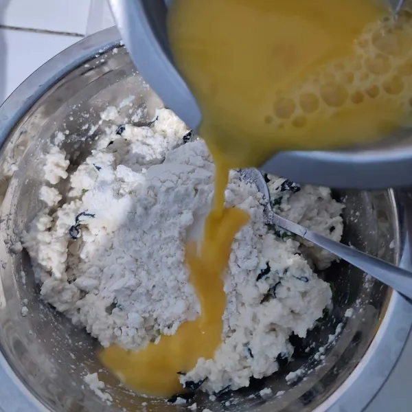 Masukkan tepung dan telur ayam, aduk sampai membentuk adonan.