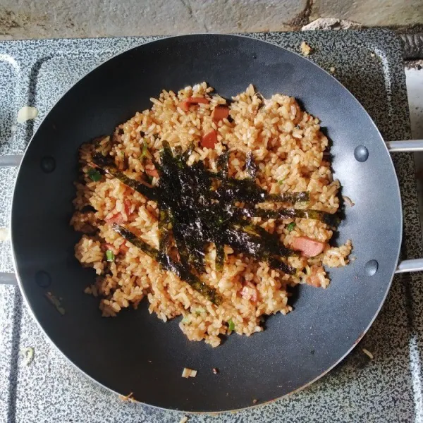 Masukkan potongan nori, aduk hingga rata, biarkan agak dingin