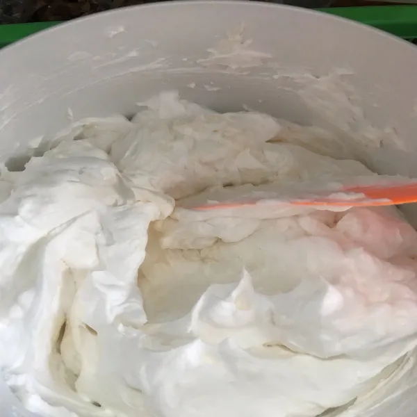 Kocok cheesecream dengan kental manis. Lalu kocok whippcream hingga kaku. Masukkan kocokan cheesecream ke dalam adonan whipcream. Aduk pelan-pelan hingga tercampur jangan terlalu overmix.