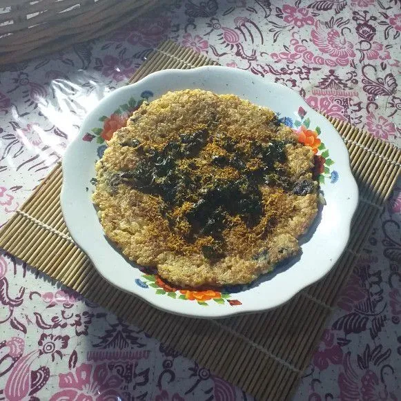 Angkat, beri saus salad dressing wijen sangrai, ratakan. Kemudian taburi dengan topping serundeng, bawang goreng dan nori.