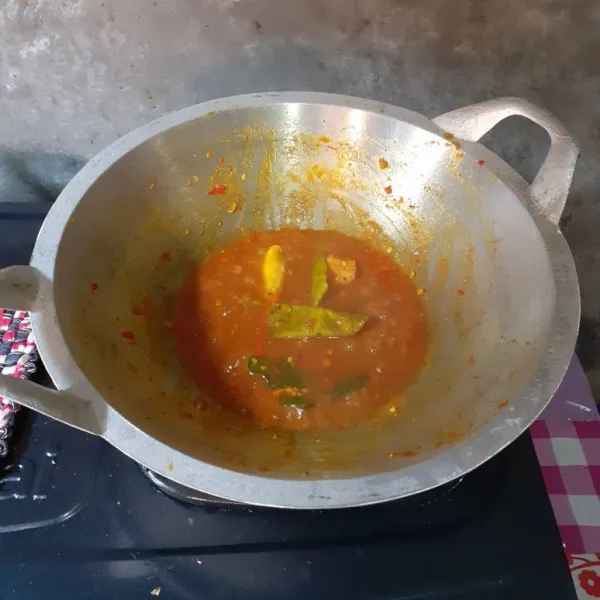 Masukkan air dan bumbui dengan garam, gula, penyedap rasa. Kemudian cicipi rasanya. Apabila sudah pas, selanjutnya kecilkan api dan masukkan ikan lele. Masak sampai bumbu meresap.