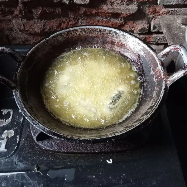 Masukan ayam gulung ke dalam minyak panas. Goreng hingga berwarna keemasan. Angkat dan tiriskan.