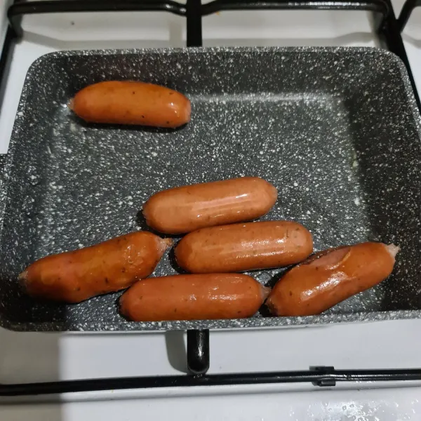 Masak sosis sebentar diatas pan dengan tambahan sedikit minyak goreng.