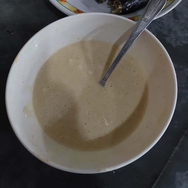Larutkan tepung terigu, tepung maizena dan telur dengan air, aduk hingga rata