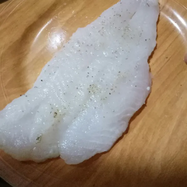 Baluri ikan dori dengan garam lada di kedua sisi