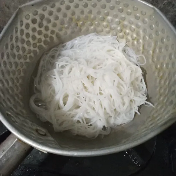 Seduh bihun hingga mengembang, tiriskan.