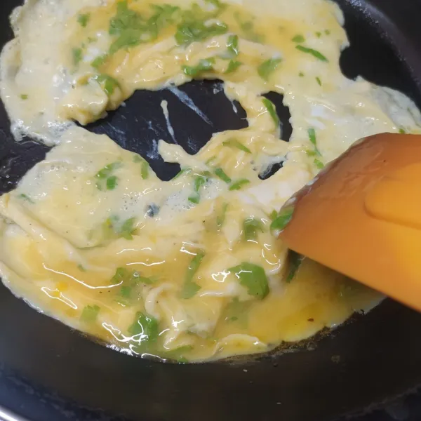 Panaskan margarin sampai leleh, masukkan telur kocok, buat orak arik telur. Angkat dan tuang dalam mangkok.