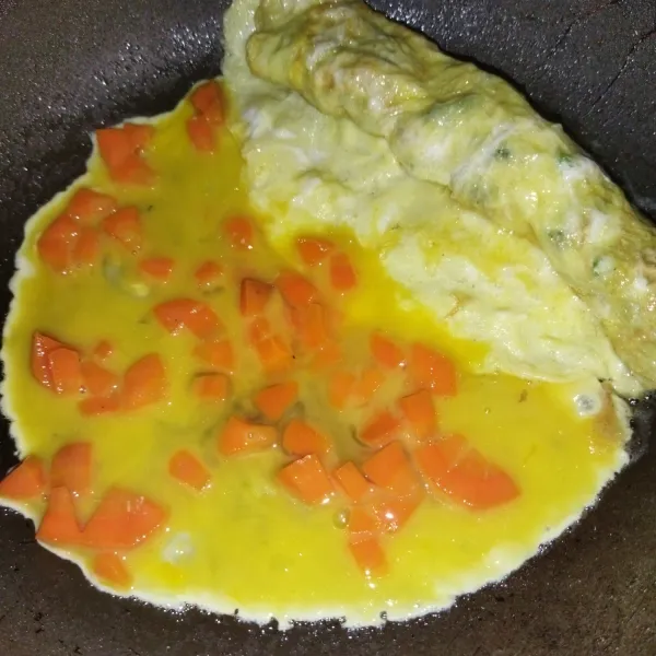 Lalu masukkan adonan telur yang dicampur wortel.