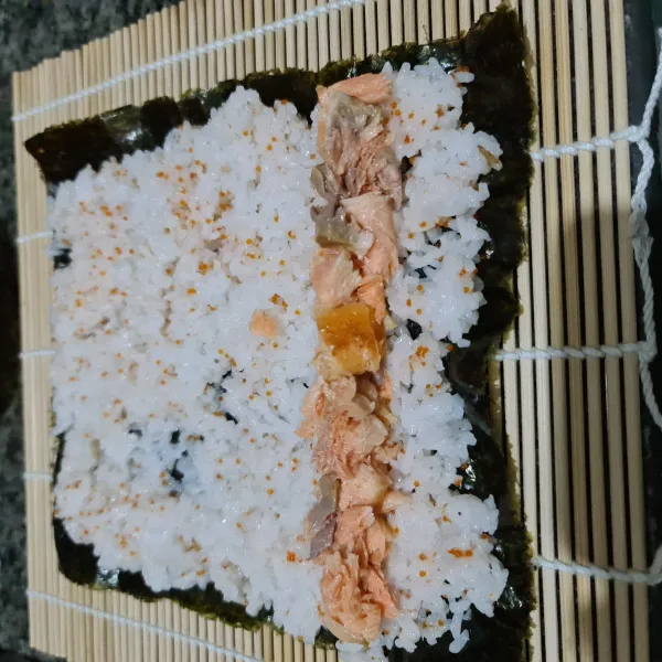 Tambahkan salmon yang sudah dipisahkan dari durinya.