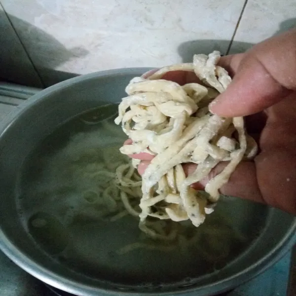 Didihkan air, tambahkan 1 sdm minyak goreng. Bila sudah mendidih masukkan mie nori homemade.