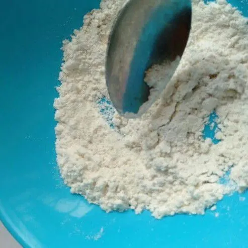 Campur tepung, garam dan lada