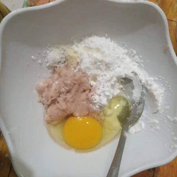 Campurkan tepung tapioka, telur, lada, garam dan kaldu bubuk.