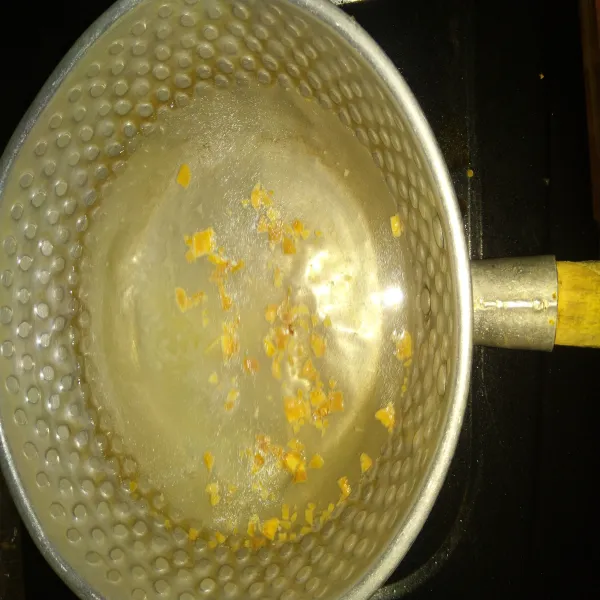 Didihkan air, kemudian masukkan bawang putih goreng, garam, lada bubuk dan kaldu jamur secukupnya.