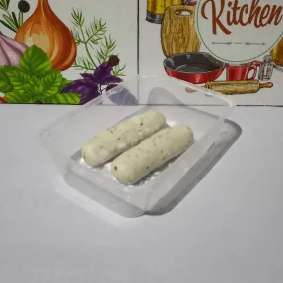 Pindahkan ke dalam wadah dan uleni bersama tepung tapioka.