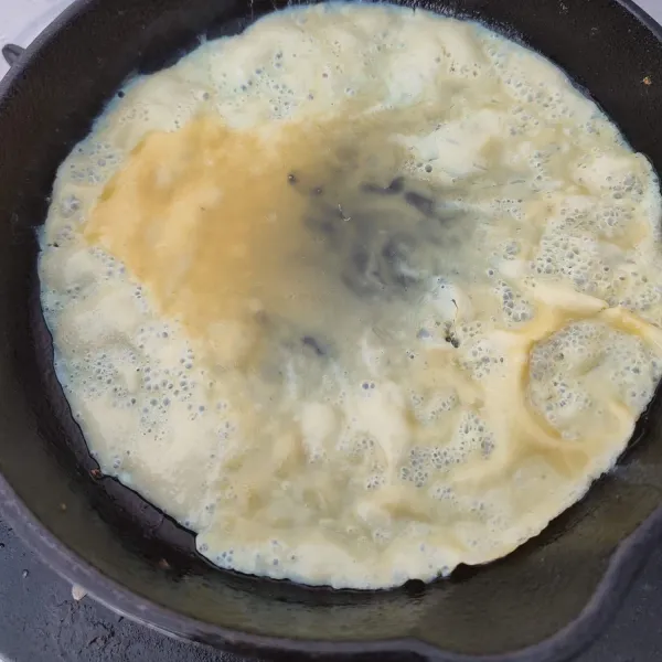 Panaskan pan anti dadar, dadar telur hingga matang.
