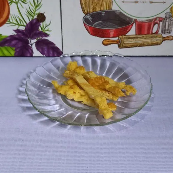 Kocok telur bersama sejumput garam. Goreng kemudian iris-iris.