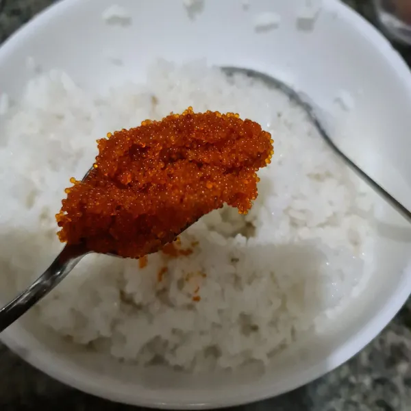 Tambahkan tobiko.