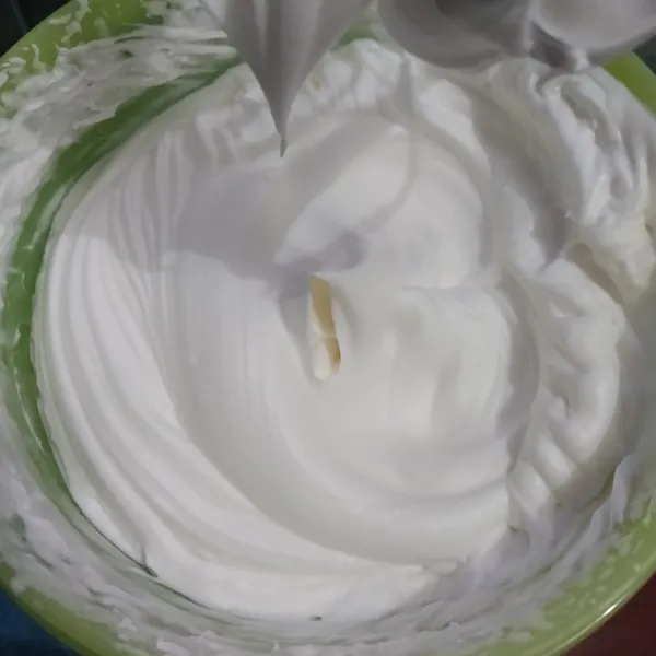 Mixer whipped cream bubuk dan air es dengan kecepatan tinggi sampai mengembang.
