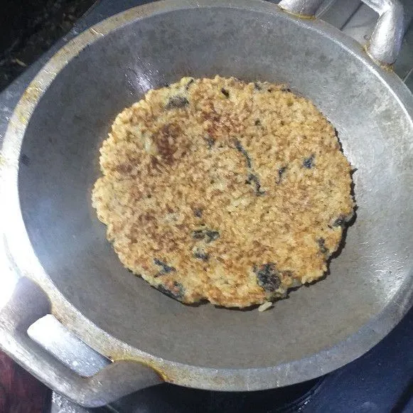 Setelah kecoklatan, balik, kemudian masak hingga sisi lainnya berwarna kecoklatan juga.