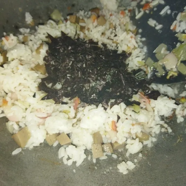 Masukkan nasi, garam dan lada bubuk, aduk rata, lalu masukkan nori.