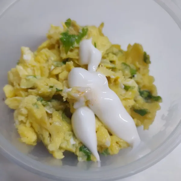 Tambahkan secukupnya mayonaise pada telur orak arik, aduk rata. Sisihkan.