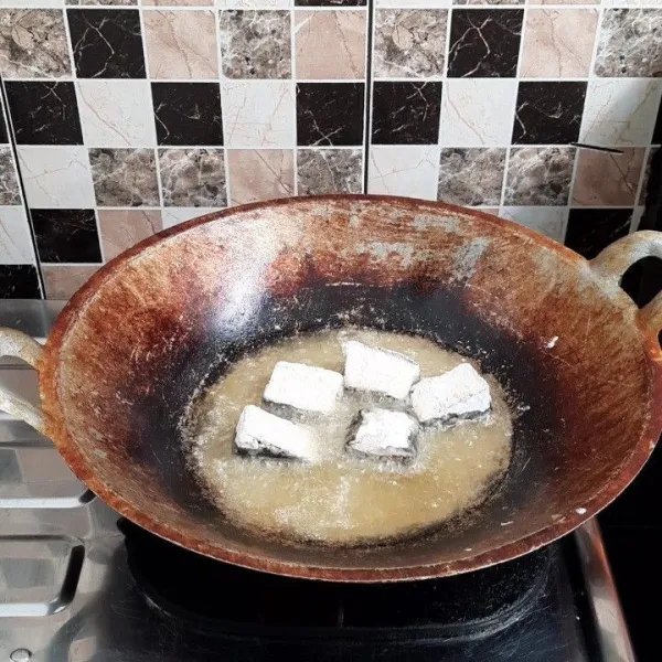 Balurkan dengan tepung tapioka kemudian goreng hingga kering. Angkat dan tiriskan