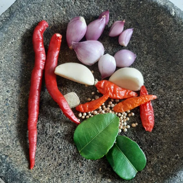 Haluskan bumbu halus terlebih dahulu.