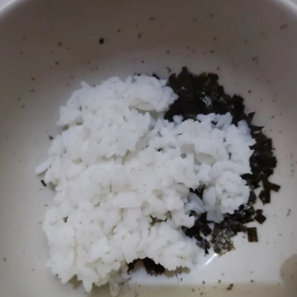 Campur nasi panas dengan potongan nori kecil-kecil hingga tercampur rata
