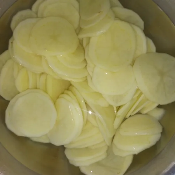 Lalu bilas kentang hingga air bilasannya bening.