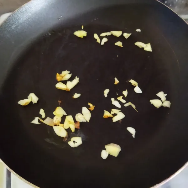 Kemudian lelehkan margarin lalu tumis bawang putih sampai harum dan berwarna kekuningan