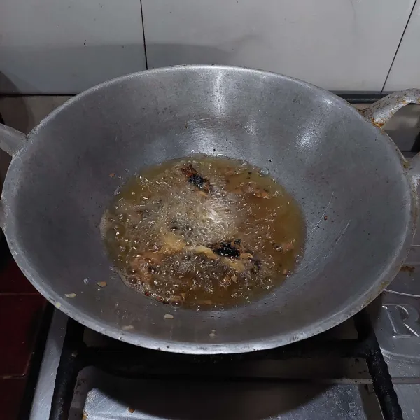 Goreng di minyak yang panas sampai kecoklatan, angkat dan sisihkan