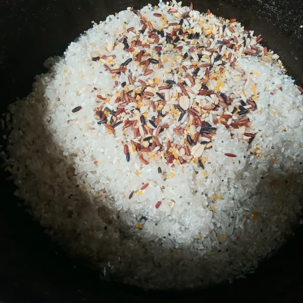 Cuci bersih beras dan tambahkan kongbab