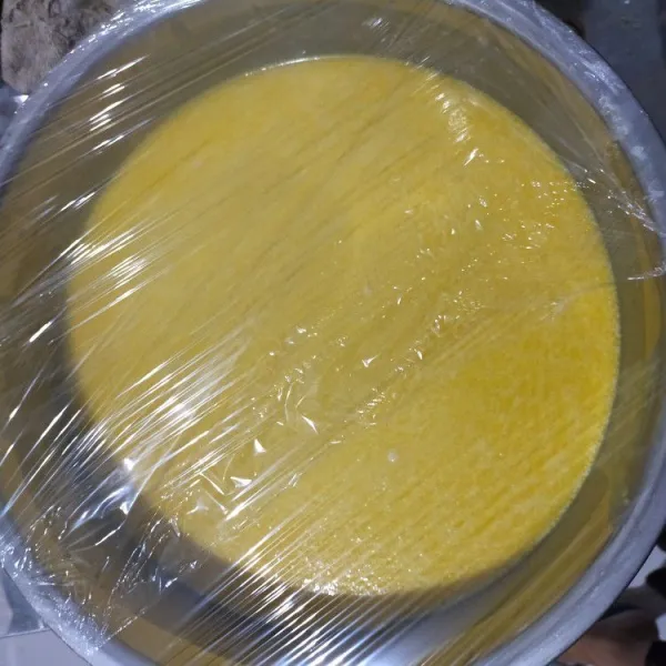 Masukkan margarin cair, lalu aduk rata. Tutup plastik wrap, diamkan selama 2-3 jam.