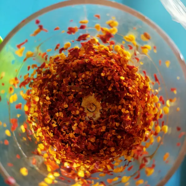 Membuat chilli oilnya : blender cabai kering sampai halus. Rendam ebi kering dengan air panas.