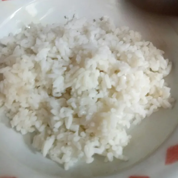 Siapkan nasi hangat, beri mirin, aduk sisir sebentar